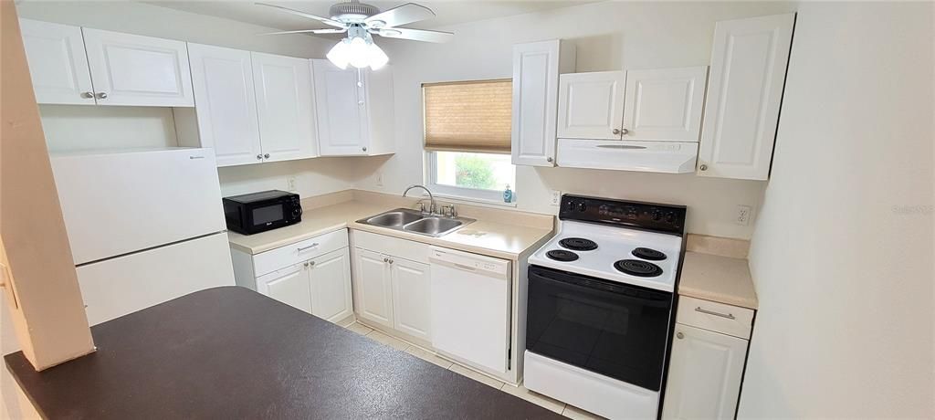 For Sale: $244,900 (2 beds, 1 baths, 910 Square Feet)