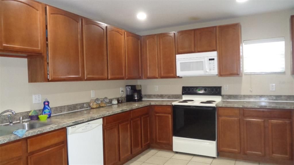 For Rent: $2,450 (5 beds, 2 baths, 2744 Square Feet)