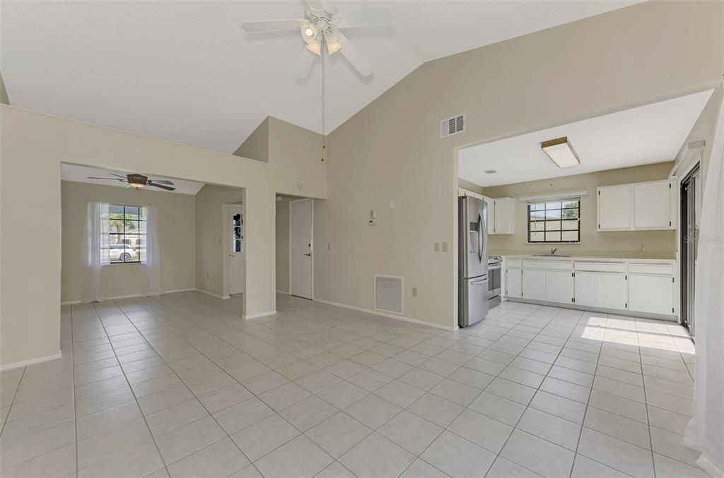 For Sale: $240,000 (2 beds, 2 baths, 923 Square Feet)