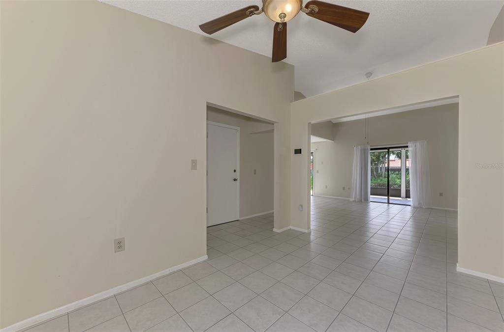 For Sale: $240,000 (2 beds, 2 baths, 923 Square Feet)