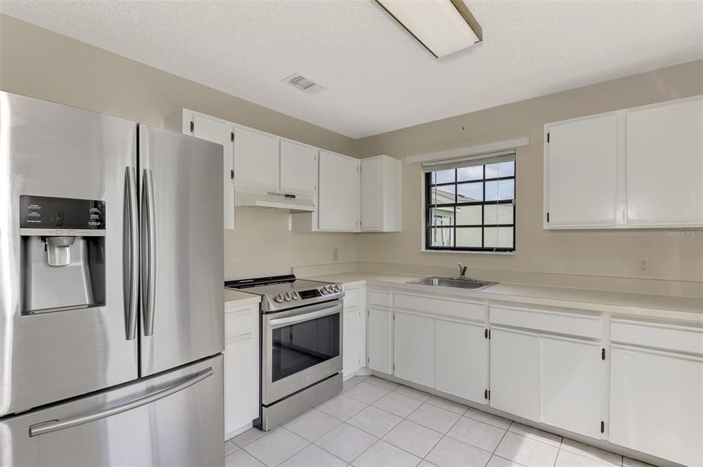 For Sale: $240,000 (2 beds, 2 baths, 923 Square Feet)