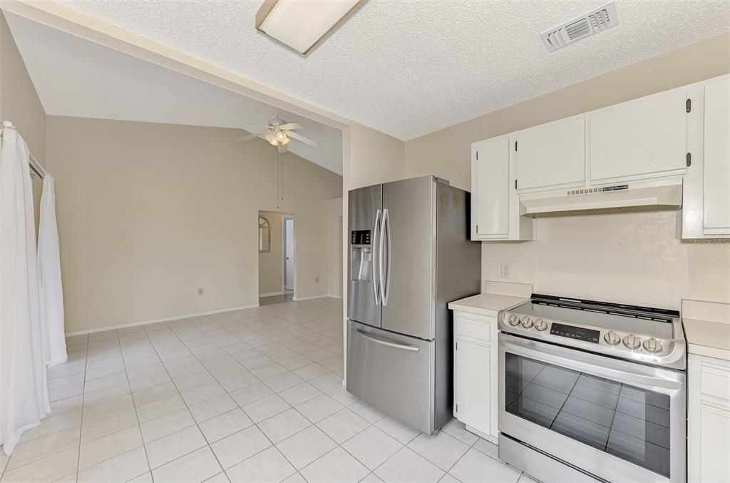 For Sale: $240,000 (2 beds, 2 baths, 923 Square Feet)