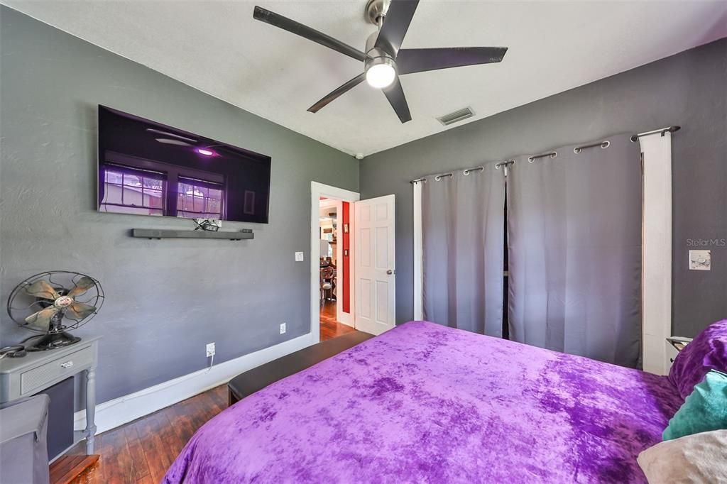 For Sale: $399,000 (2 beds, 1 baths, 1040 Square Feet)