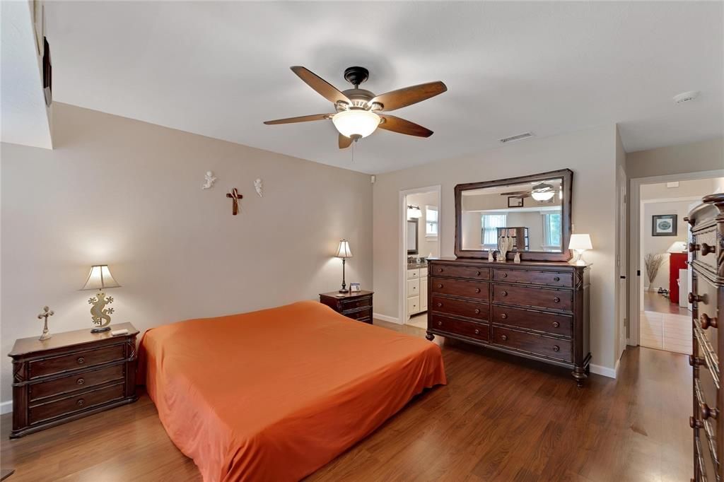 For Sale: $439,900 (2 beds, 2 baths, 1398 Square Feet)