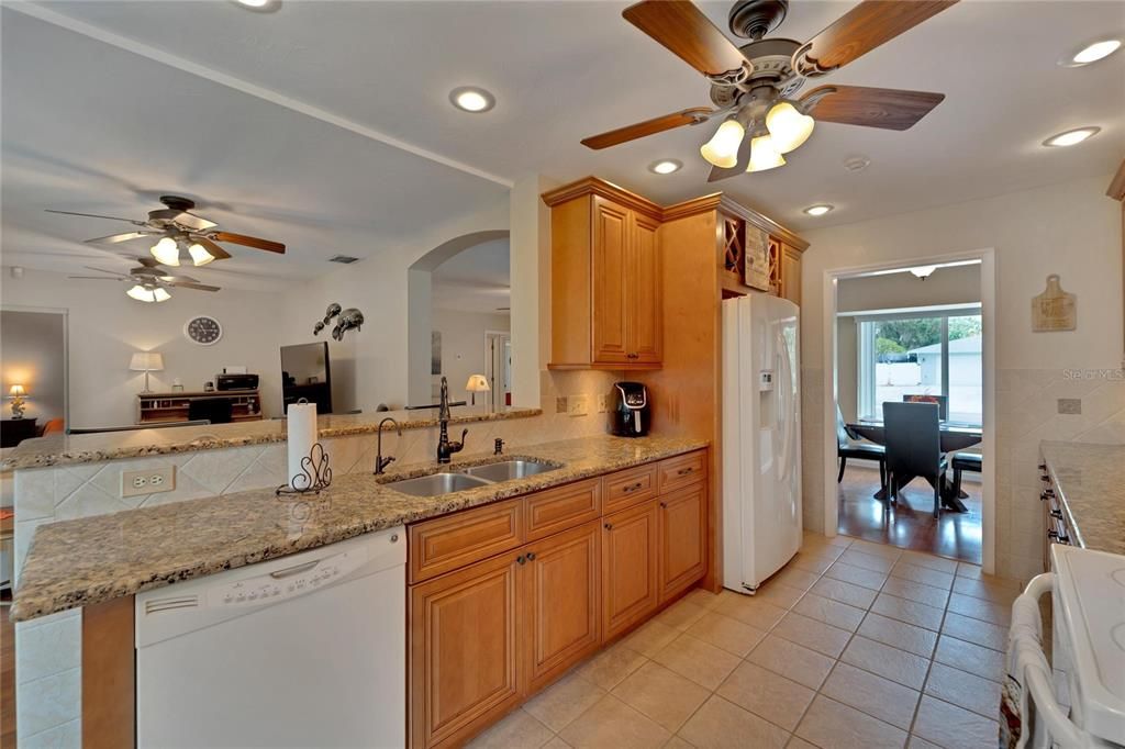 For Sale: $439,900 (2 beds, 2 baths, 1398 Square Feet)