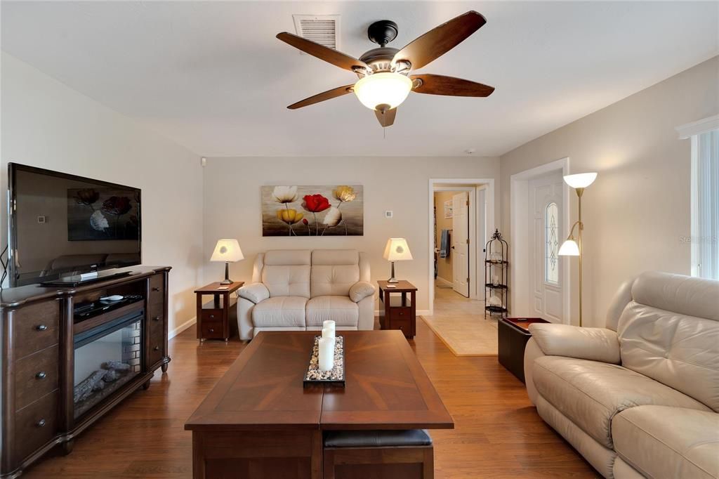 For Sale: $439,900 (2 beds, 2 baths, 1398 Square Feet)