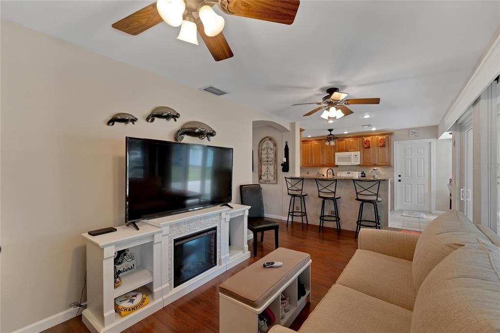 For Sale: $439,900 (2 beds, 2 baths, 1398 Square Feet)