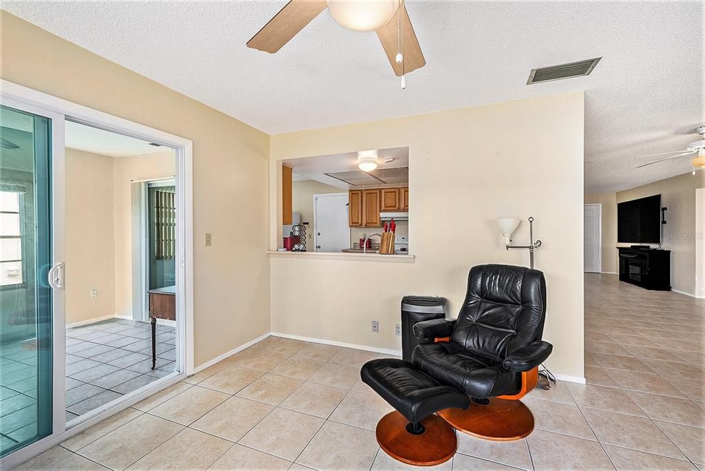 For Sale: $315,000 (2 beds, 1 baths, 1570 Square Feet)