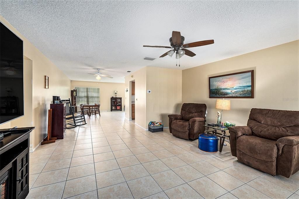 For Sale: $315,000 (2 beds, 1 baths, 1570 Square Feet)