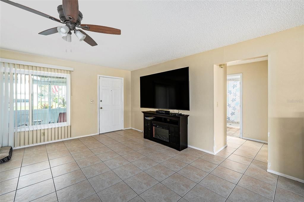 For Sale: $315,000 (2 beds, 1 baths, 1570 Square Feet)