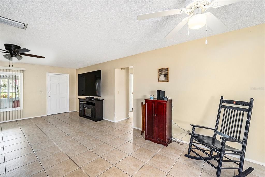 For Sale: $315,000 (2 beds, 1 baths, 1570 Square Feet)