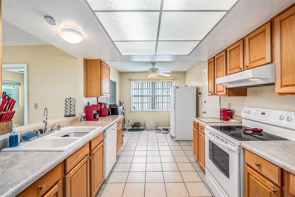 For Sale: $315,000 (2 beds, 1 baths, 1570 Square Feet)