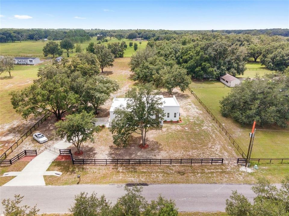 Fully-fenced agricultural property