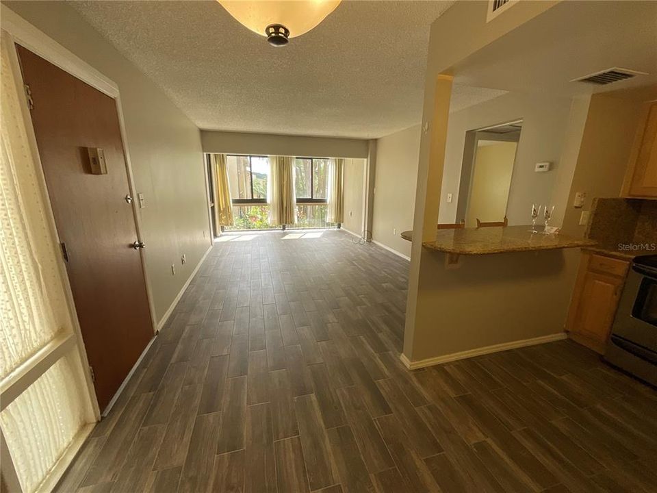 For Sale: $149,999 (1 beds, 1 baths, 698 Square Feet)