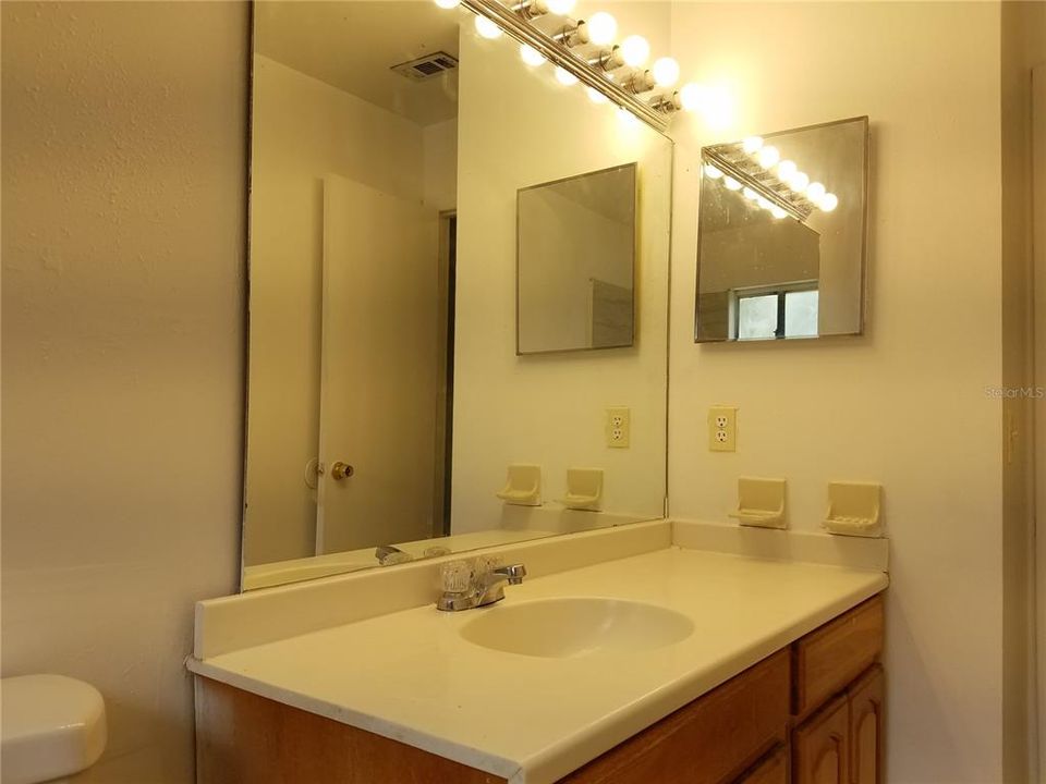 For Rent: $1,540 (2 beds, 1 baths, 996 Square Feet)