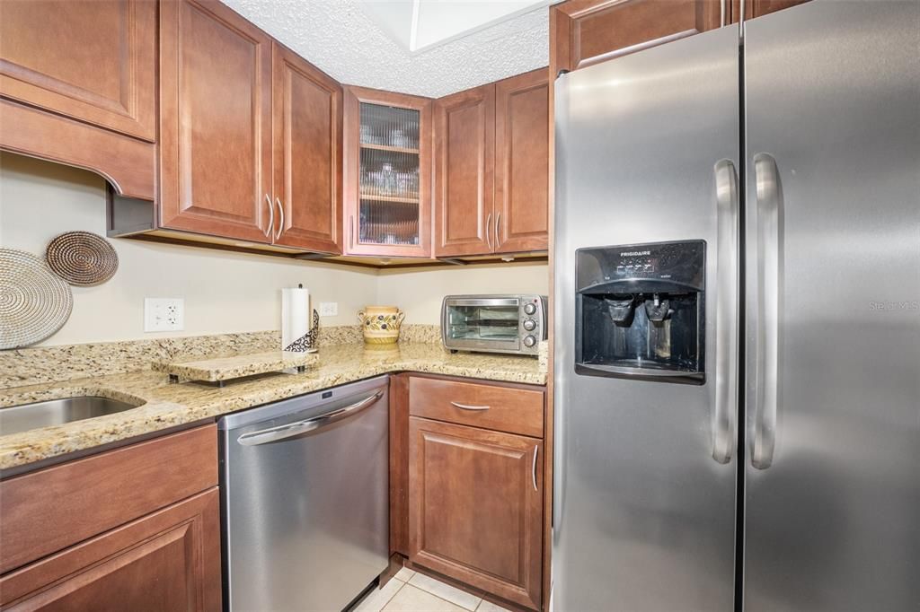 For Sale: $309,000 (2 beds, 2 baths, 925 Square Feet)