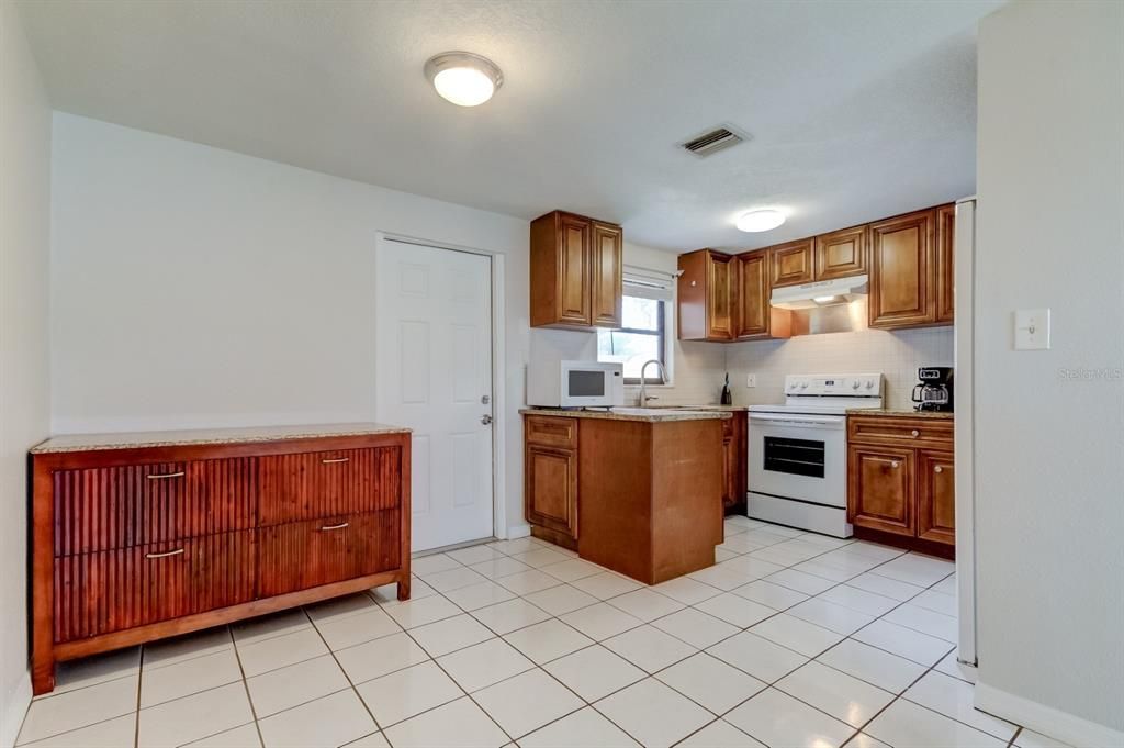 For Sale: $275,000 (3 beds, 2 baths, 1206 Square Feet)