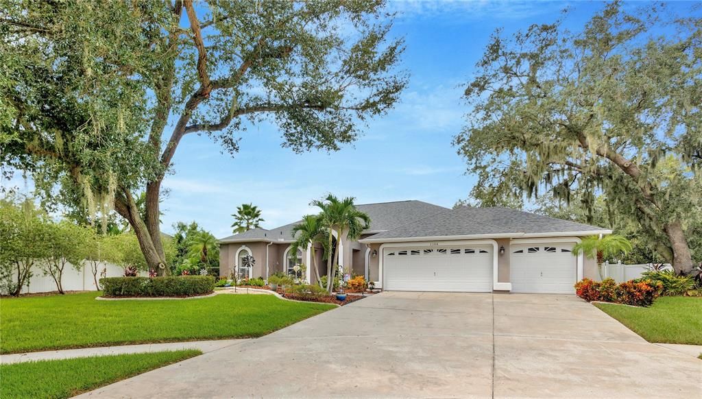 Large Driveway w/ 3 Car Garage!