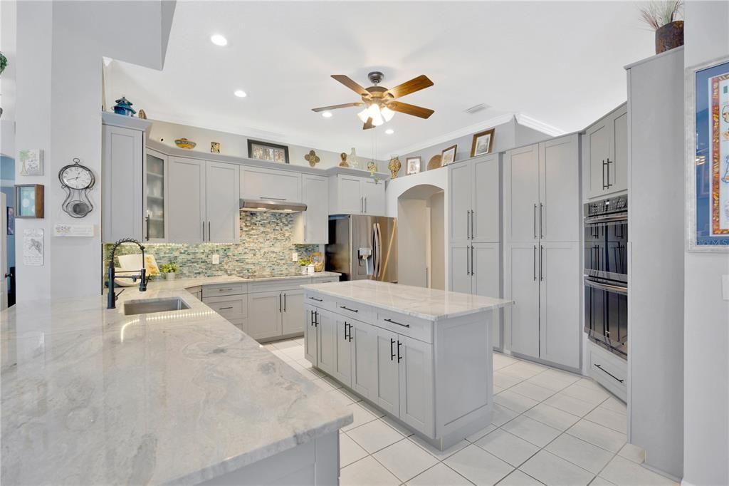 Stunning Fully Upgraded Kitchen!!