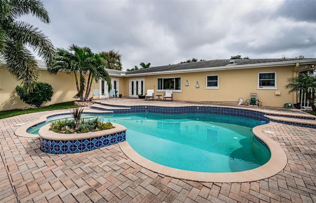 For Sale: $1,050,000 (3 beds, 2 baths, 1972 Square Feet)