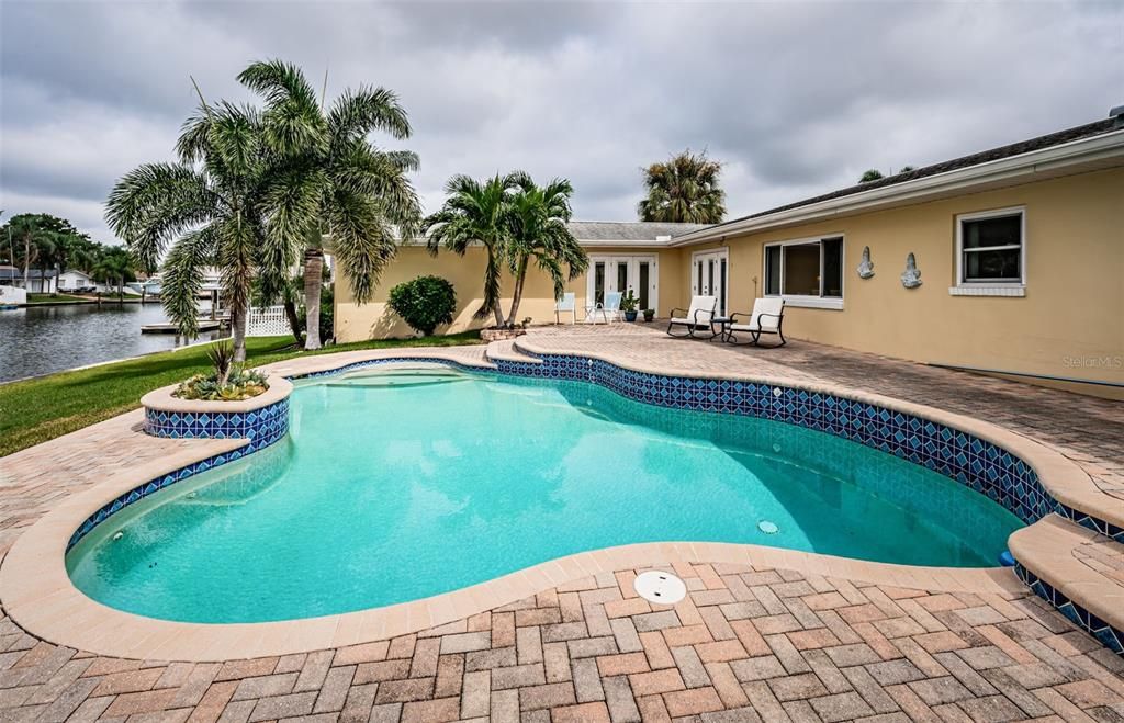 For Sale: $1,050,000 (3 beds, 2 baths, 1972 Square Feet)