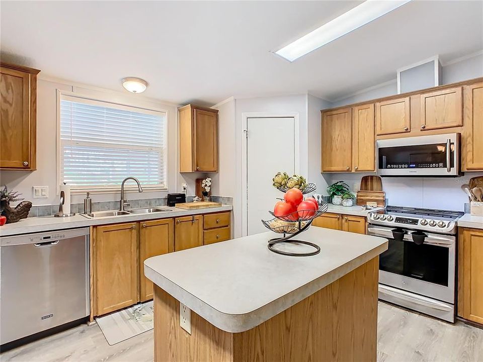 Large kitchen with plenty of counter and cupboard space