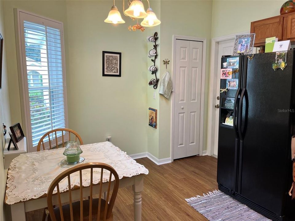 For Sale: $275,000 (3 beds, 2 baths, 1077 Square Feet)