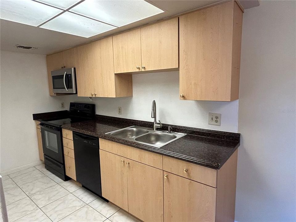 For Rent: $1,700 (2 beds, 2 baths, 1048 Square Feet)