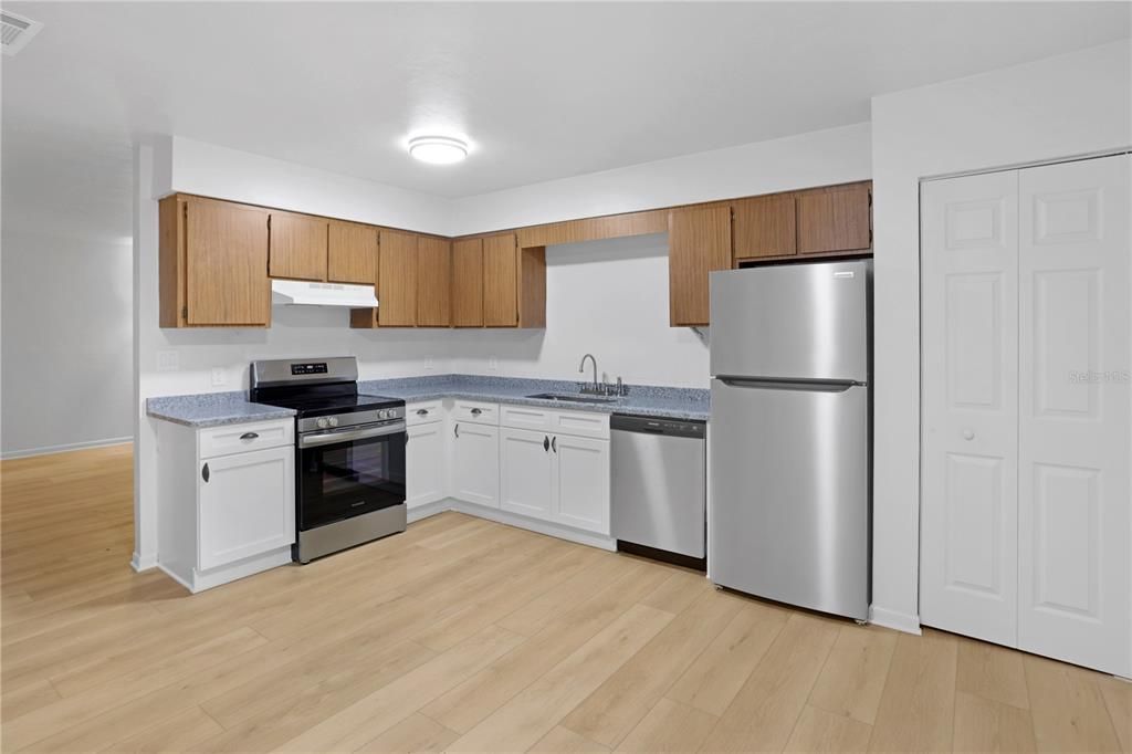 For Rent: $1,300 (2 beds, 1 baths, 792 Square Feet)