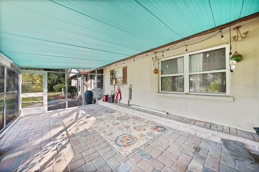 For Sale: $299,000 (4 beds, 2 baths, 1975 Square Feet)