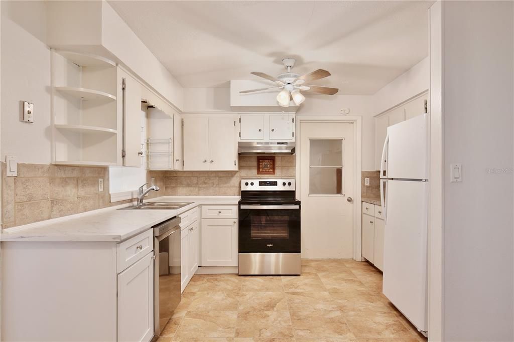 For Rent: $2,995 (3 beds, 2 baths, 1718 Square Feet)