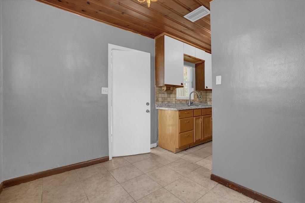 For Sale: $130,000 (2 beds, 1 baths, 592 Square Feet)