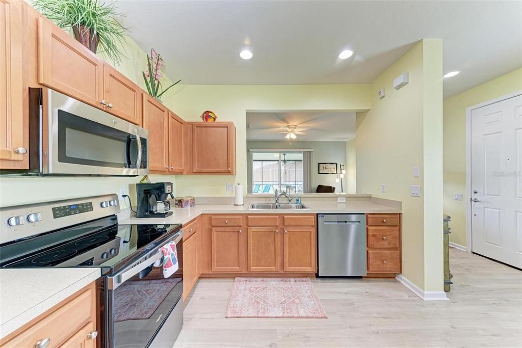 Active With Contract: $325,000 (3 beds, 2 baths, 1270 Square Feet)