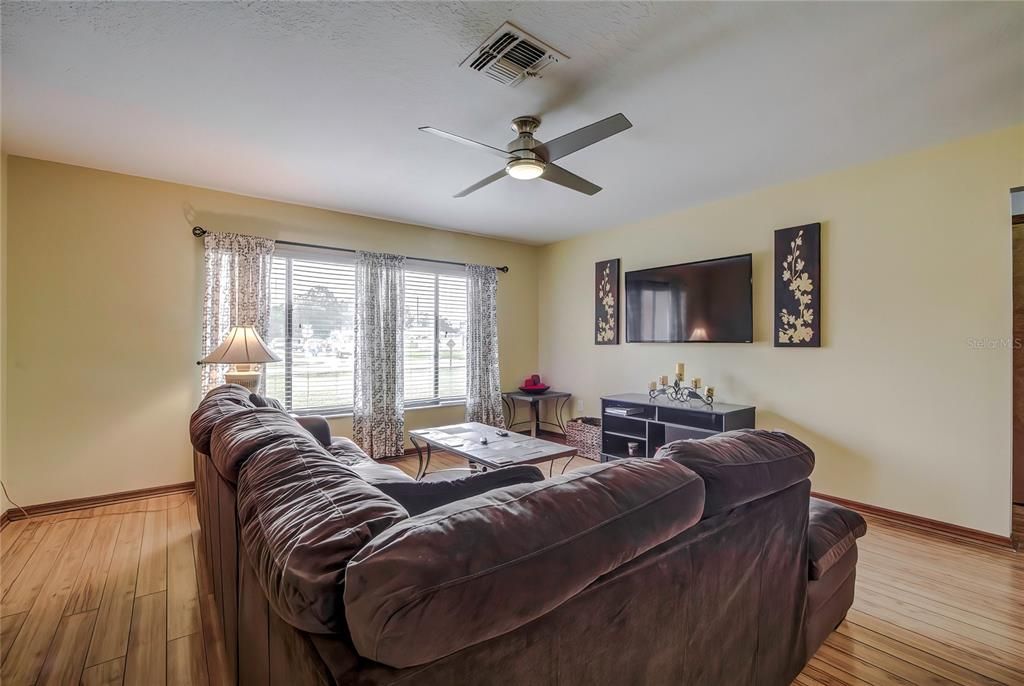 For Sale: $365,000 (3 beds, 2 baths, 1416 Square Feet)