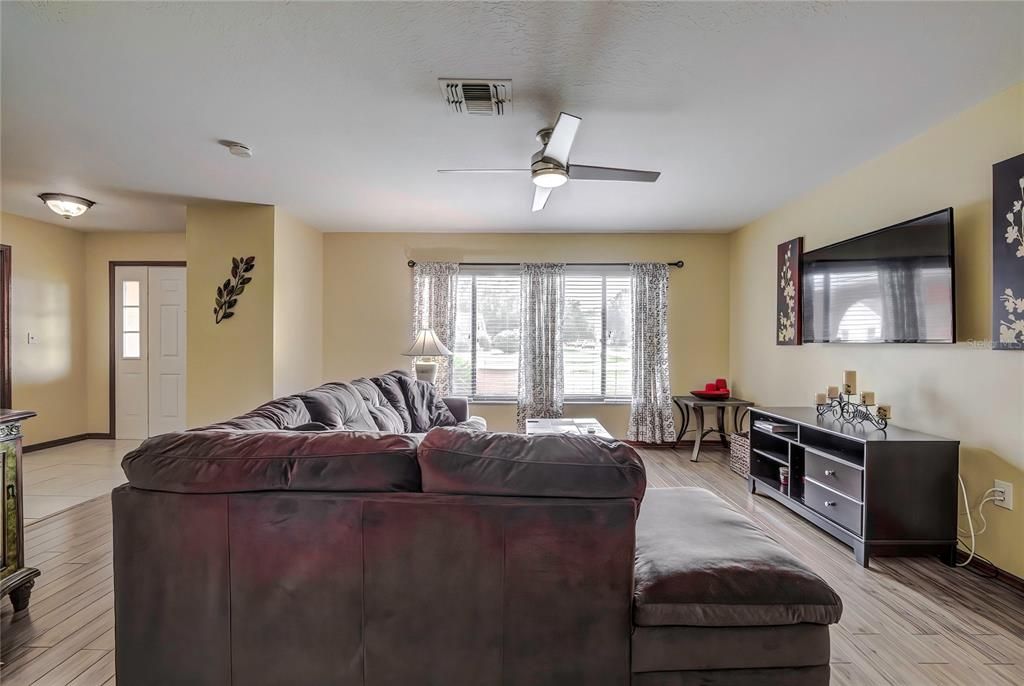 For Sale: $365,000 (3 beds, 2 baths, 1416 Square Feet)