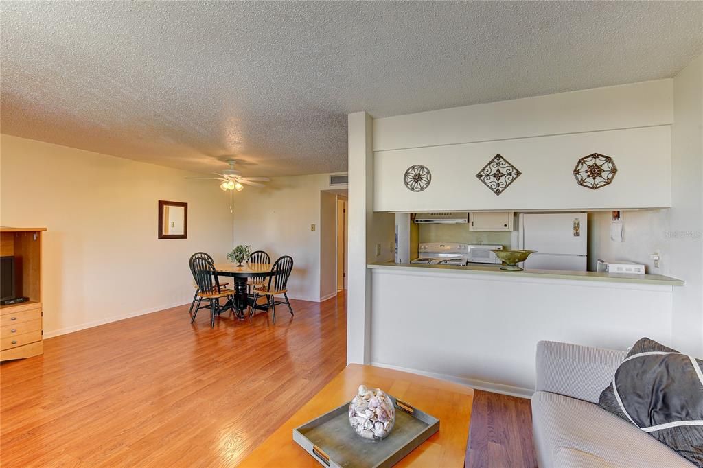 For Sale: $178,990 (2 beds, 1 baths, 837 Square Feet)