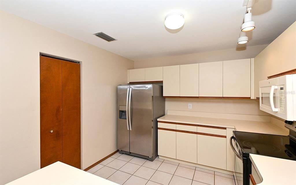 For Rent: $2,300 (3 beds, 2 baths, 1304 Square Feet)