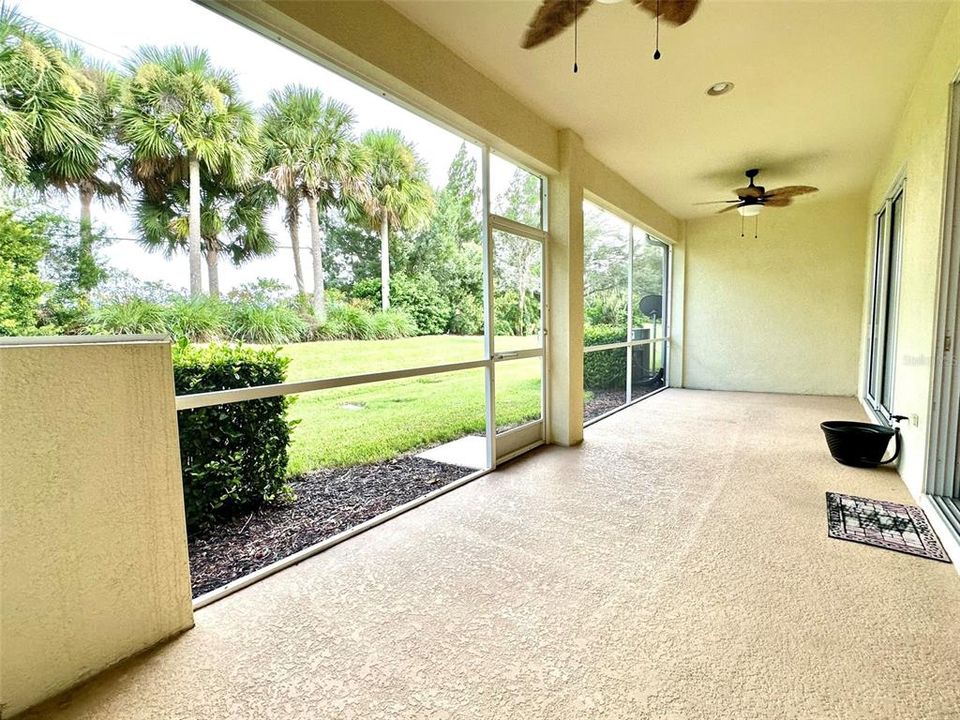 HUGE screened lanai perfect for relaxing with a morning tea or coffee