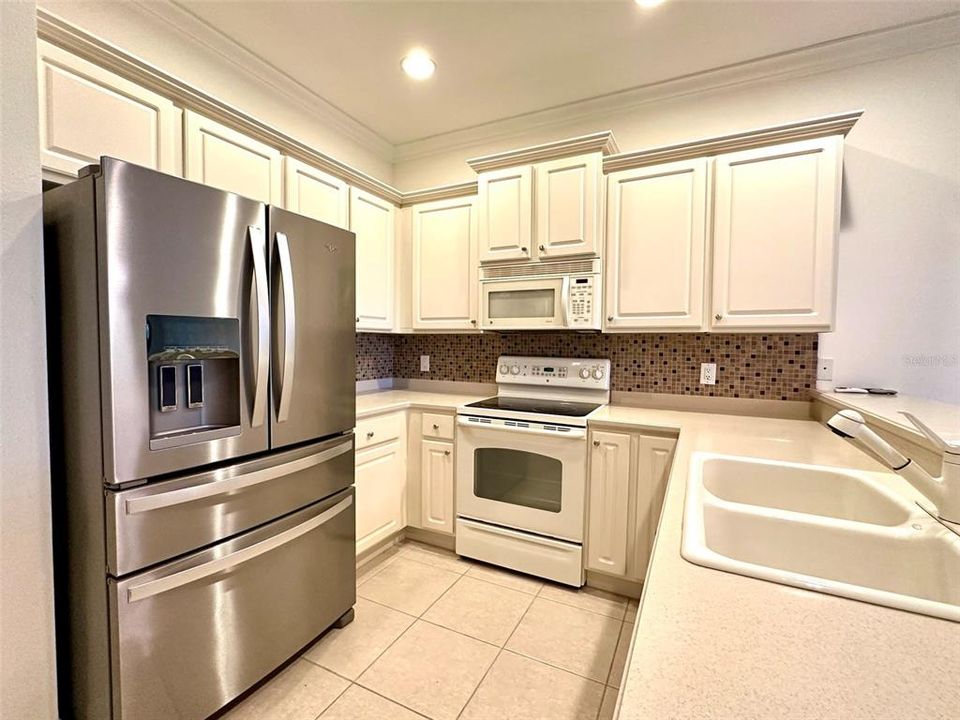 Kitchen w breakfast bar & closet pantry