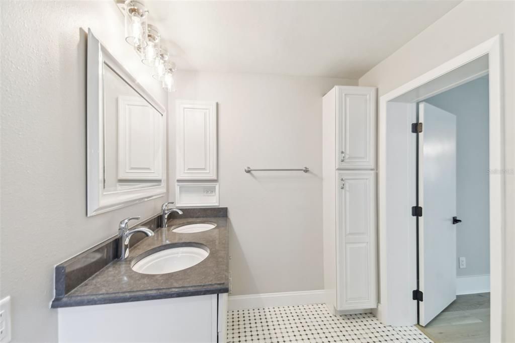 Master bath with dual sink vanity