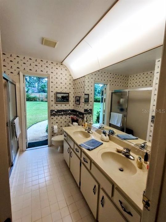 Guest bathroom with access to the backyard