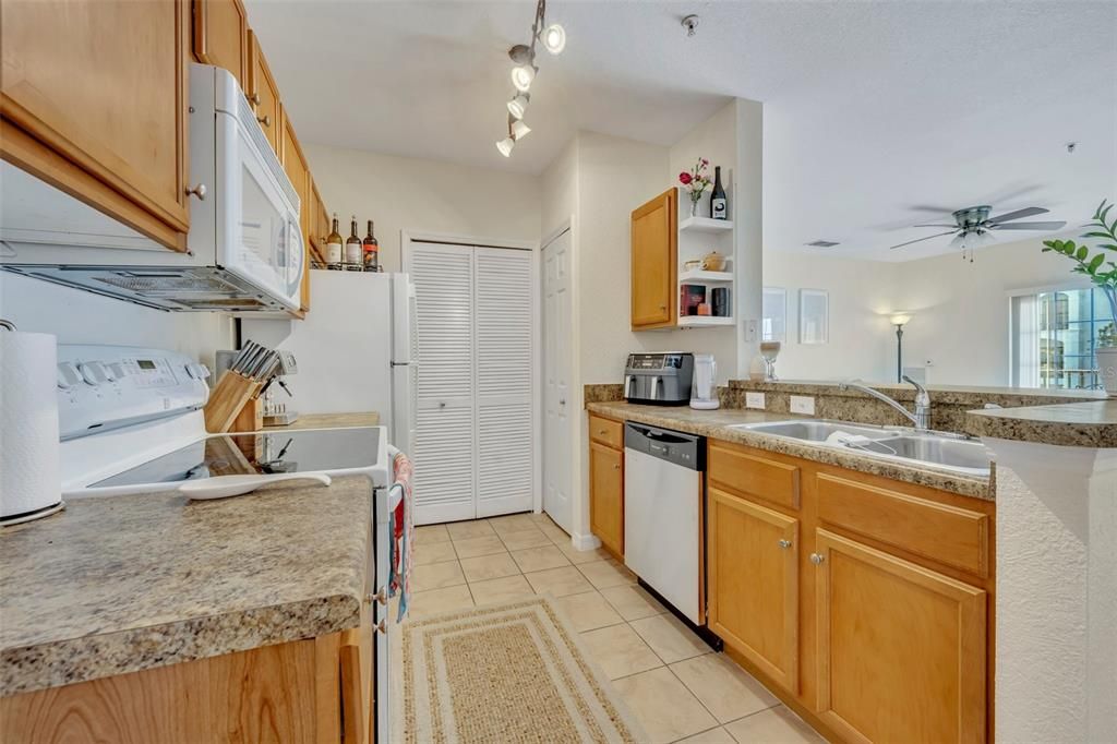 For Rent: $1,700 (2 beds, 2 baths, 1107 Square Feet)