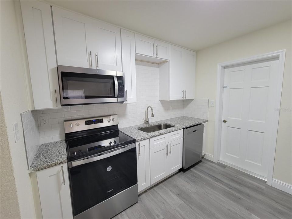 For Sale: $249,900 (2 beds, 1 baths, 1098 Square Feet)