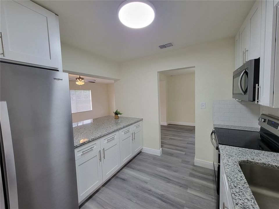 For Sale: $249,900 (2 beds, 1 baths, 1098 Square Feet)