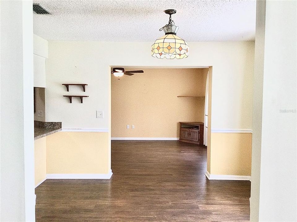 For Sale: $249,000 (2 beds, 1 baths, 1136 Square Feet)