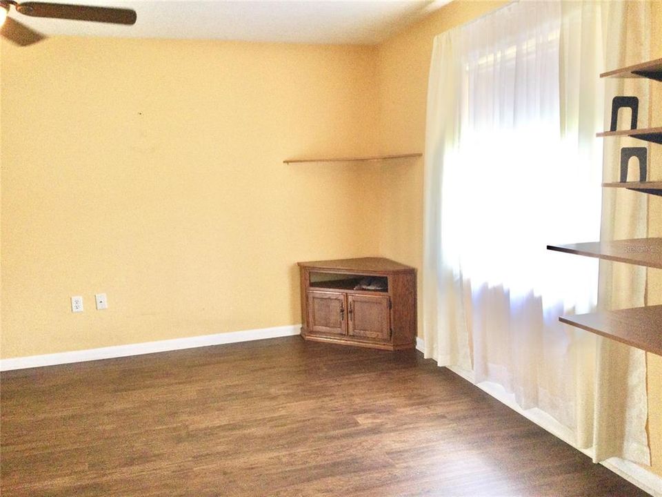 For Sale: $249,000 (2 beds, 1 baths, 1136 Square Feet)