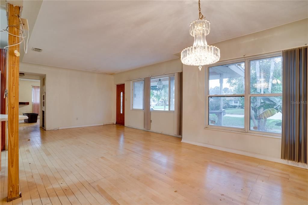 For Sale: $289,000 (2 beds, 1 baths, 1135 Square Feet)