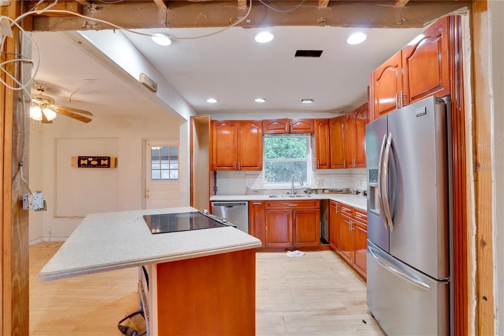 For Sale: $289,000 (2 beds, 1 baths, 1135 Square Feet)