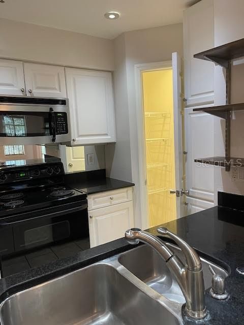 For Sale: $224,900 (1 beds, 1 baths, 667 Square Feet)