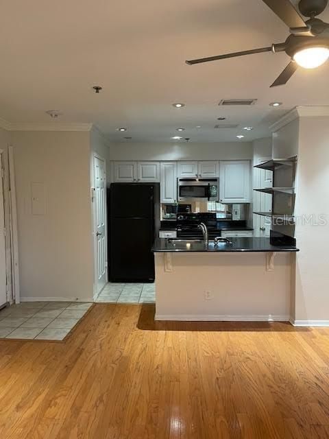 For Sale: $224,900 (1 beds, 1 baths, 667 Square Feet)